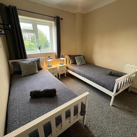 Great 4 Bedroom House - Great Location - Garden - Parking - Fast Wifi - Smart Tv - Newly Decorated - Sleeps Up To 8! Only 10 Mins Drive To Sandbanks Beach! Close To Poole & Bournemouth Ngoại thất bức ảnh