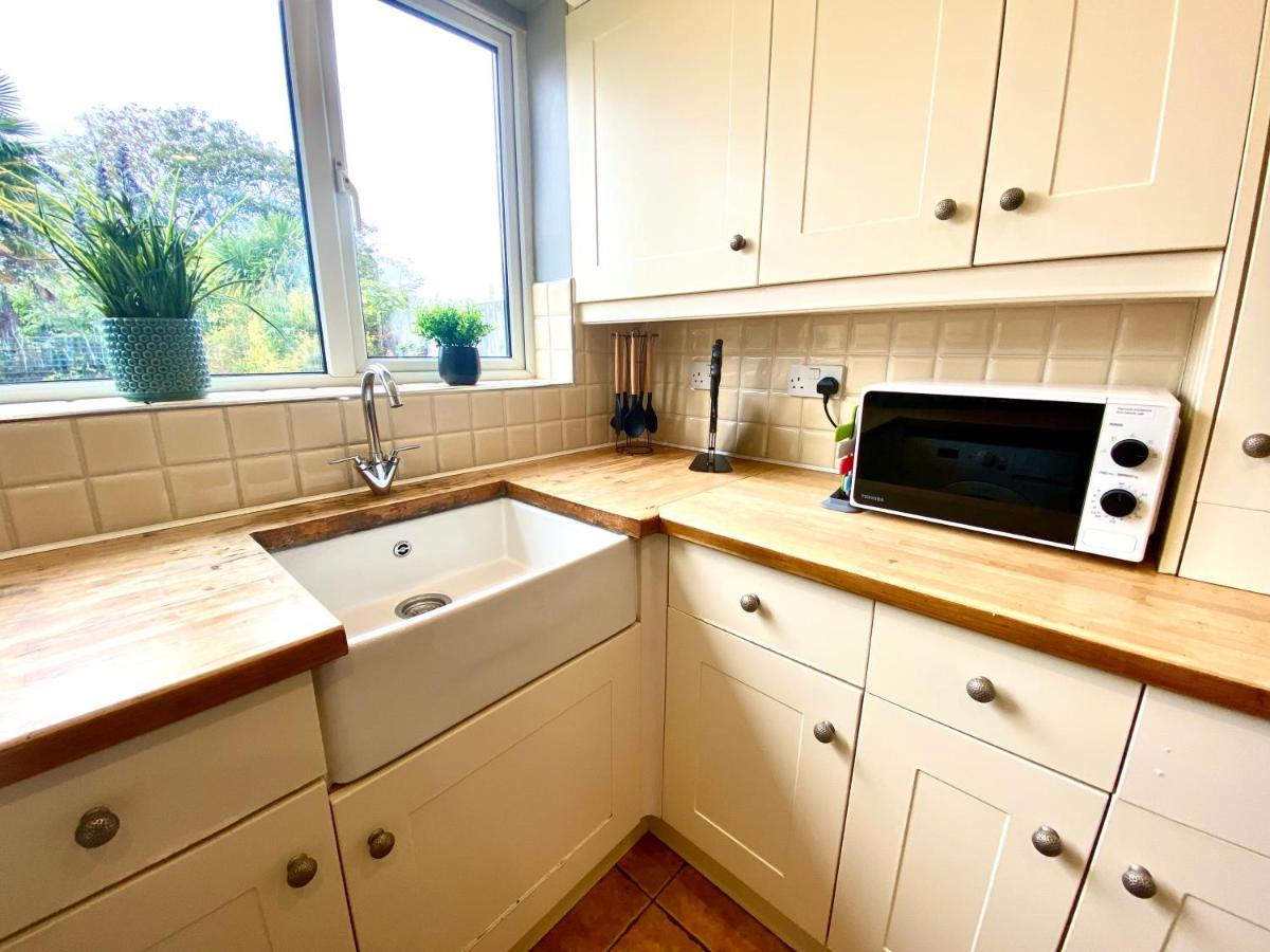 Great 4 Bedroom House - Great Location - Garden - Parking - Fast Wifi - Smart Tv - Newly Decorated - Sleeps Up To 8! Only 10 Mins Drive To Sandbanks Beach! Close To Poole & Bournemouth Ngoại thất bức ảnh