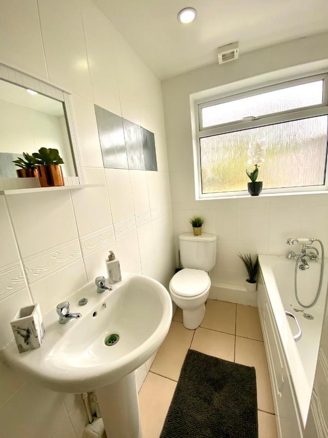 Great 4 Bedroom House - Great Location - Garden - Parking - Fast Wifi - Smart Tv - Newly Decorated - Sleeps Up To 8! Only 10 Mins Drive To Sandbanks Beach! Close To Poole & Bournemouth Ngoại thất bức ảnh