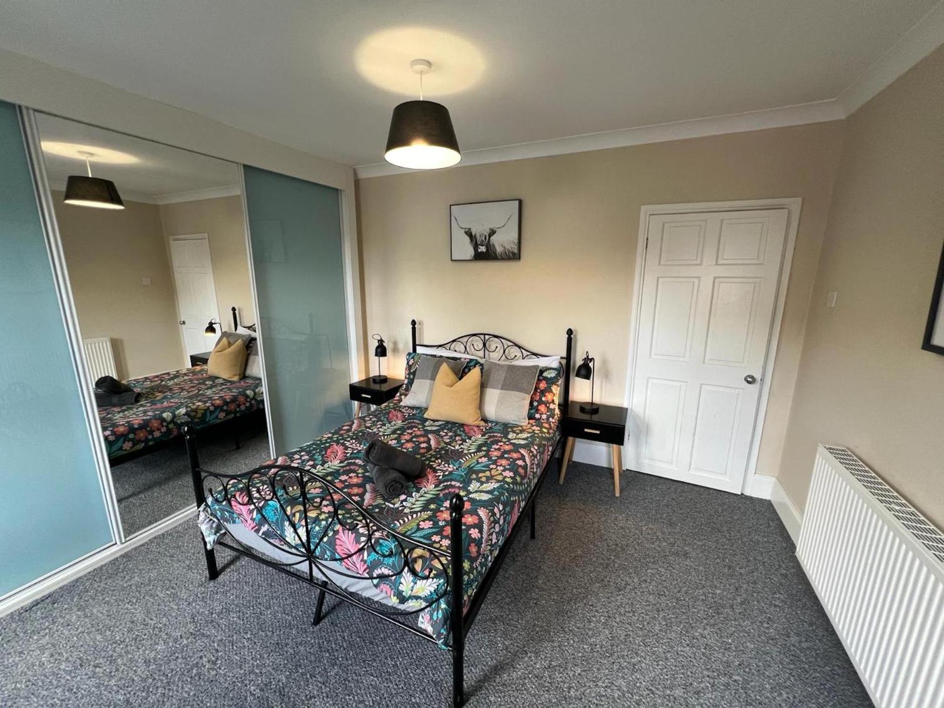 Great 4 Bedroom House - Great Location - Garden - Parking - Fast Wifi - Smart Tv - Newly Decorated - Sleeps Up To 8! Only 10 Mins Drive To Sandbanks Beach! Close To Poole & Bournemouth Ngoại thất bức ảnh