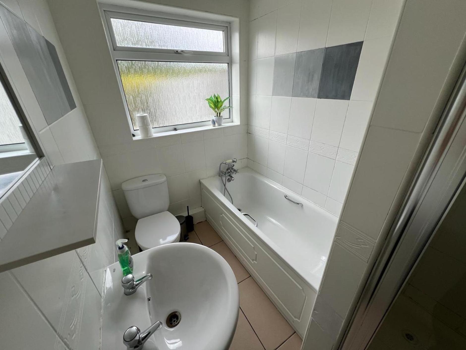 Great 4 Bedroom House - Great Location - Garden - Parking - Fast Wifi - Smart Tv - Newly Decorated - Sleeps Up To 8! Only 10 Mins Drive To Sandbanks Beach! Close To Poole & Bournemouth Ngoại thất bức ảnh