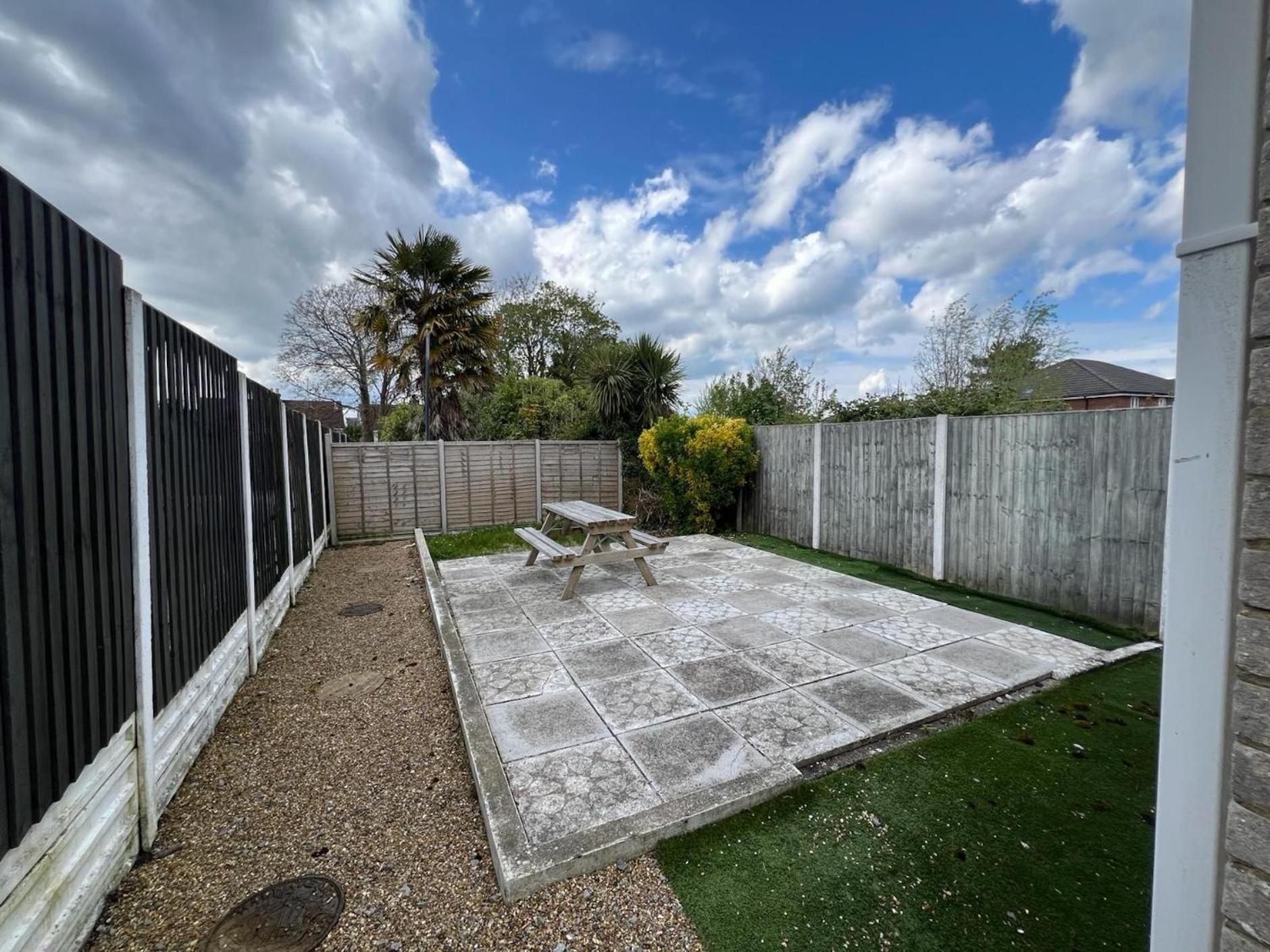 Great 4 Bedroom House - Great Location - Garden - Parking - Fast Wifi - Smart Tv - Newly Decorated - Sleeps Up To 8! Only 10 Mins Drive To Sandbanks Beach! Close To Poole & Bournemouth Ngoại thất bức ảnh