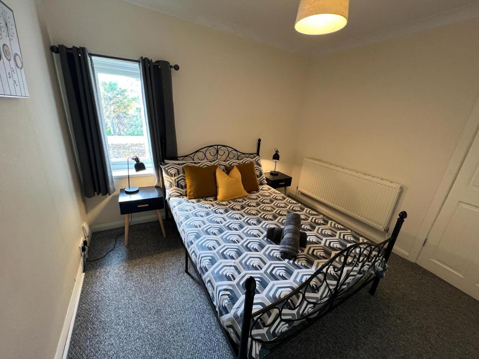 Great 4 Bedroom House - Great Location - Garden - Parking - Fast Wifi - Smart Tv - Newly Decorated - Sleeps Up To 8! Only 10 Mins Drive To Sandbanks Beach! Close To Poole & Bournemouth Ngoại thất bức ảnh
