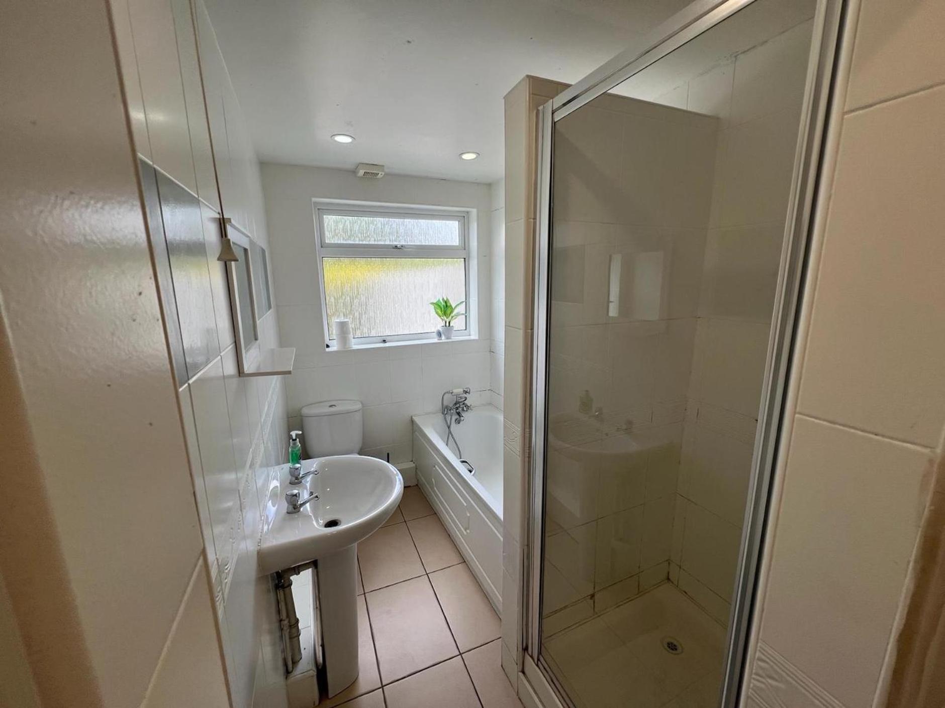Great 4 Bedroom House - Great Location - Garden - Parking - Fast Wifi - Smart Tv - Newly Decorated - Sleeps Up To 8! Only 10 Mins Drive To Sandbanks Beach! Close To Poole & Bournemouth Ngoại thất bức ảnh