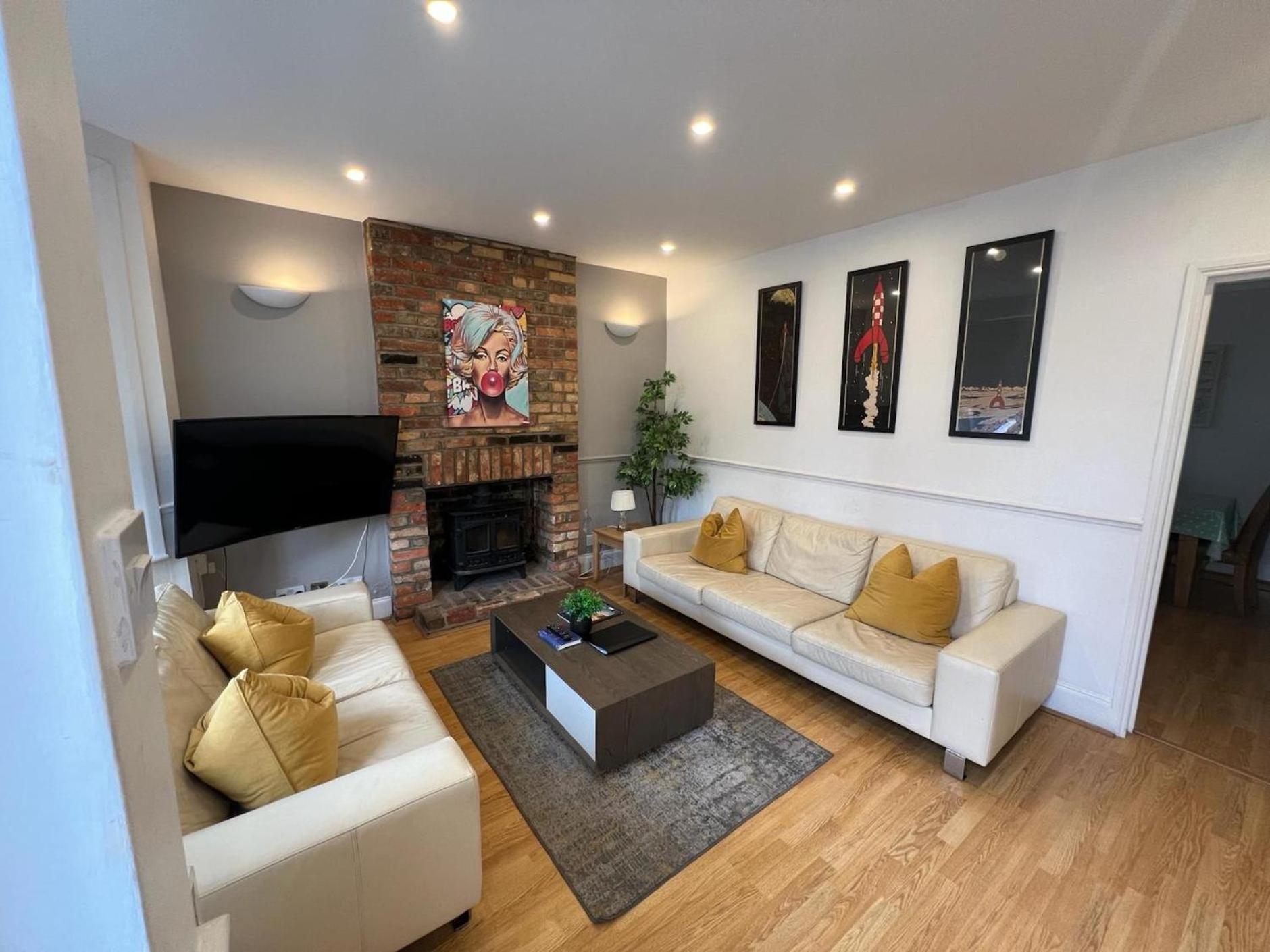 Great 4 Bedroom House - Great Location - Garden - Parking - Fast Wifi - Smart Tv - Newly Decorated - Sleeps Up To 8! Only 10 Mins Drive To Sandbanks Beach! Close To Poole & Bournemouth Ngoại thất bức ảnh